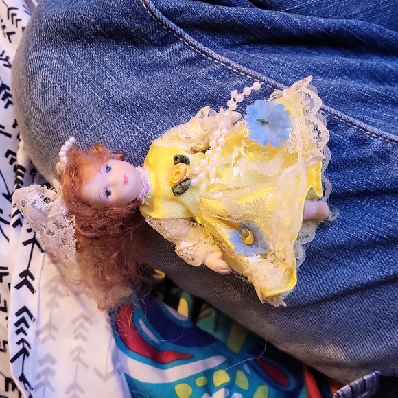 Mini porcelain doll - Picture 1 of 4